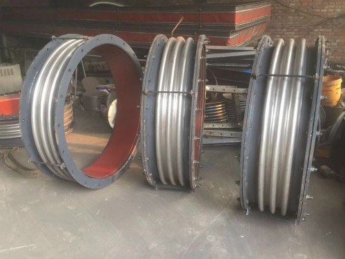 分享一组DN1200轴向型内压波纹补偿器的图片